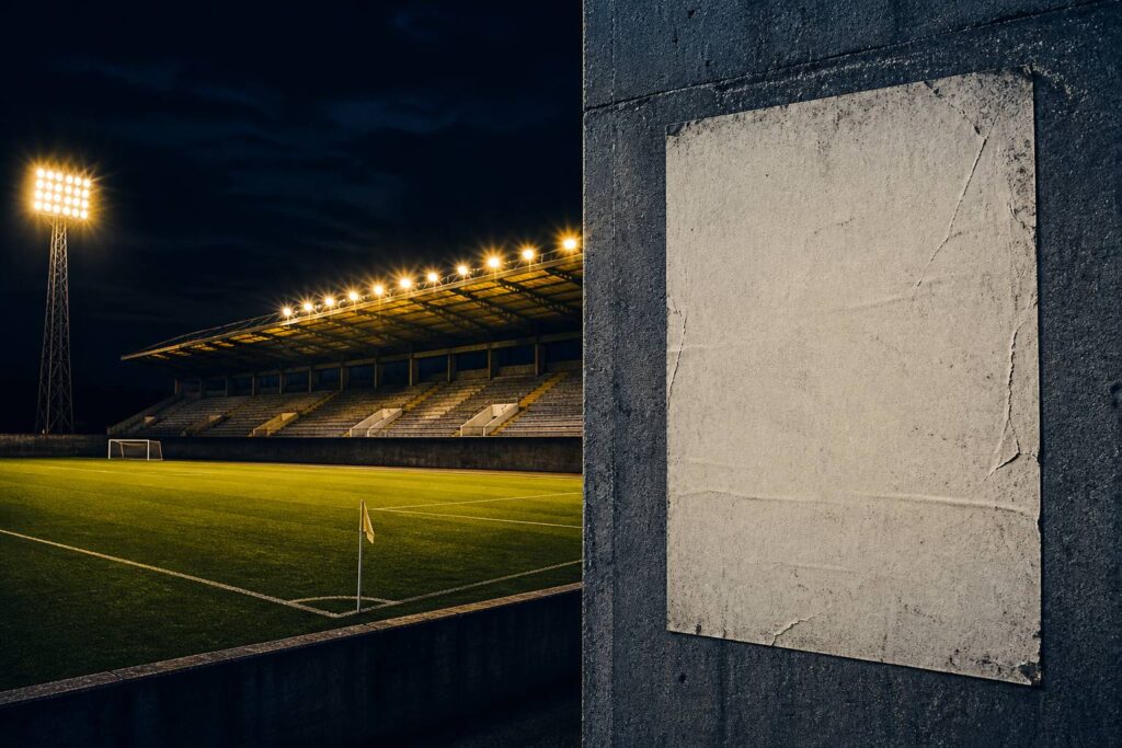 Stade de football éclairé par des projecteurs en soirée