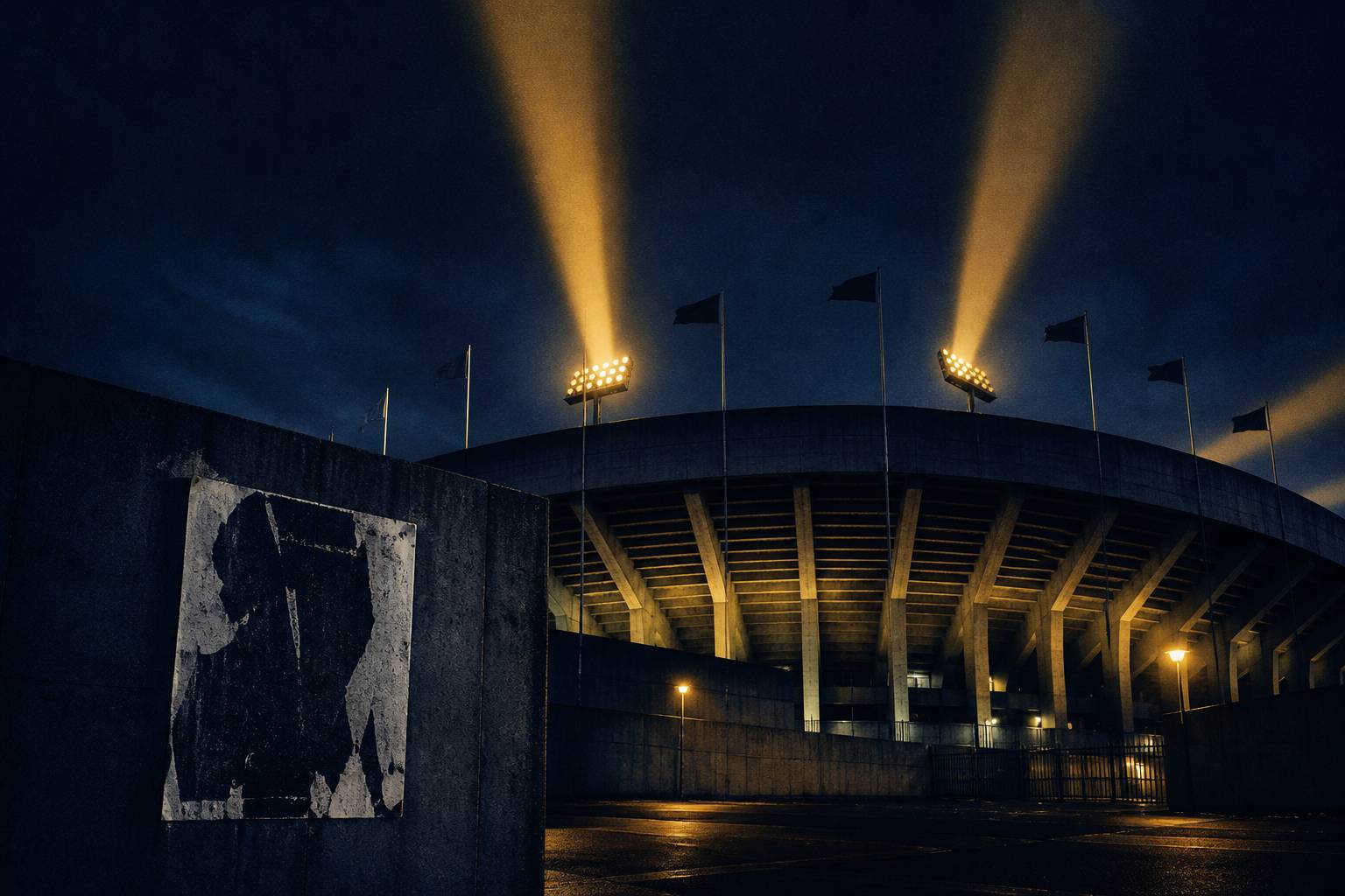 Stade de football la nuit vu de l'extérieur, faisceaux de projecteurs dans le ciel
